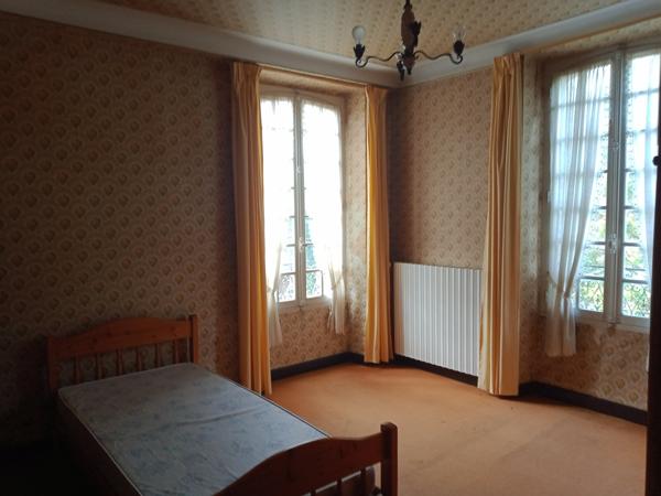 Maison
         7 pièces
        - 217 m² 225 000 € *