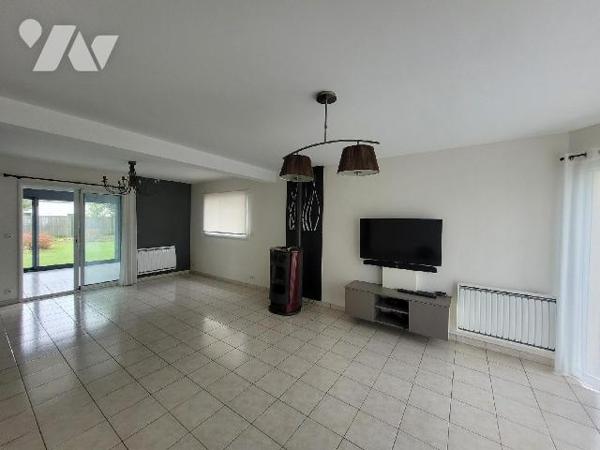 Située sur la commune de Pleurtuit, à proximité des transports, écoles et commerces. cette mais...