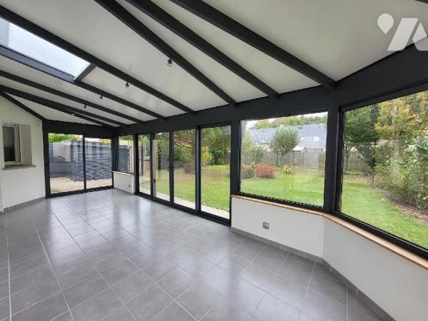 Située sur la commune de Pleurtuit, à proximité des transports, écoles et commerces. cette mais...