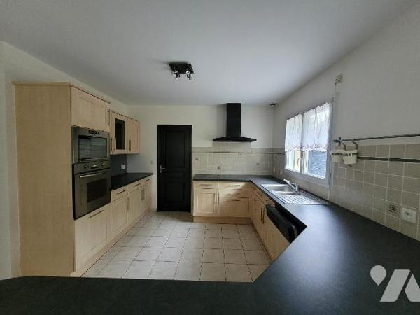 Située sur la commune de Pleurtuit, à proximité des transports, écoles et commerces. cette mais...