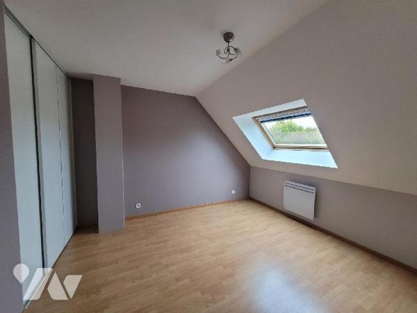 Située sur la commune de Pleurtuit, à proximité des transports, écoles et commerces. cette mais...