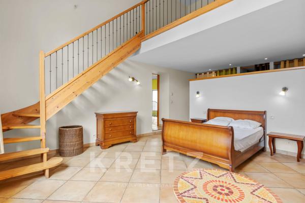 Centre ville d'Oraison, grande maison de ville en pierres entièrement rénovée.