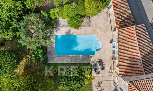 Centre ville d'Oraison, grande maison de ville en pierres entièrement rénovée.