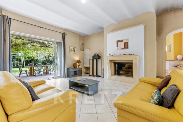 Centre ville d'Oraison, grande maison de ville en pierres entièrement rénovée.