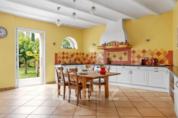 Centre ville d'Oraison, grande maison de ville en pierres entièrement rénovée.