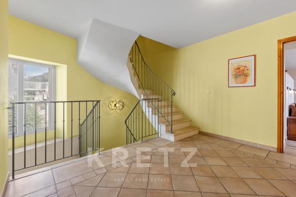 Centre ville d'Oraison, grande maison de ville en pierres entièrement rénovée.