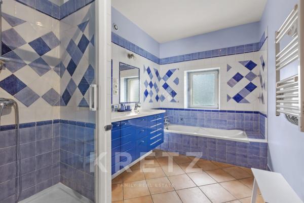 Centre ville d'Oraison, grande maison de ville en pierres entièrement rénovée.