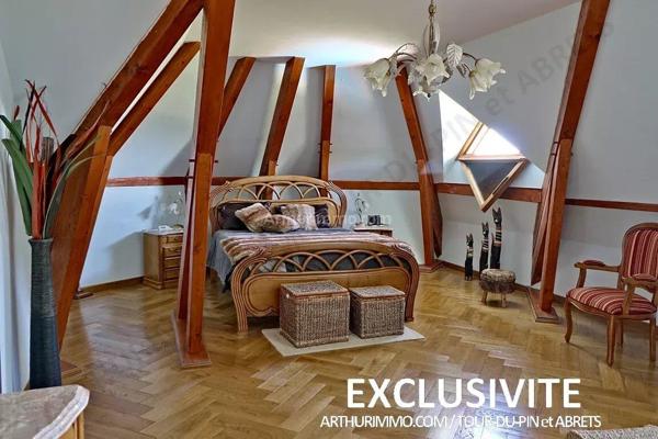 Vente                                                      Maison
                        
                     6 pièces                      289 m2                     à La Tour-du-Pin