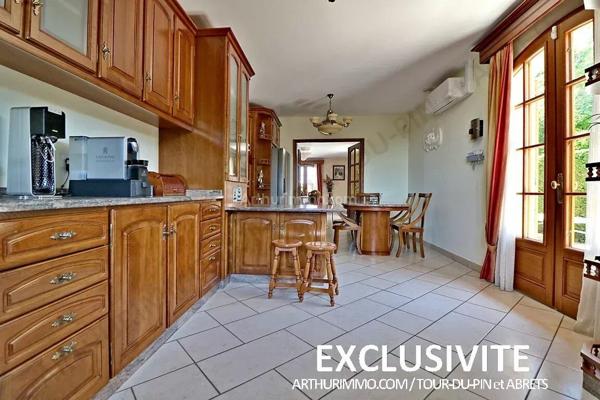 Vente                                                      Maison
                        
                     6 pièces                      289 m2                     à La Tour-du-Pin
