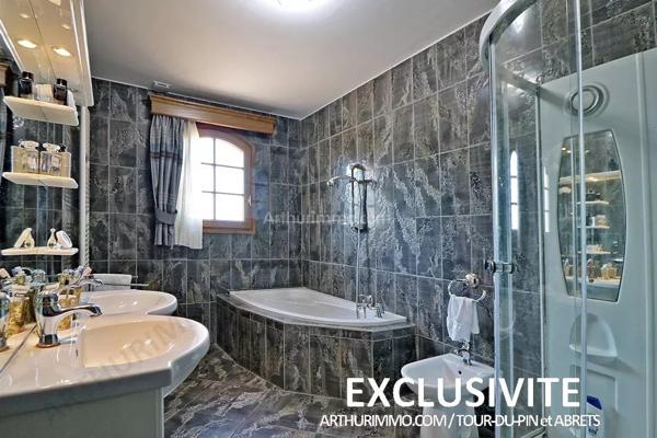 Vente                                                      Maison
                        
                     6 pièces                      289 m2                     à La Tour-du-Pin