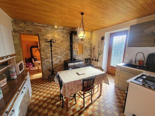 Maison de campagne en pierres avec environ 3ha de terrain