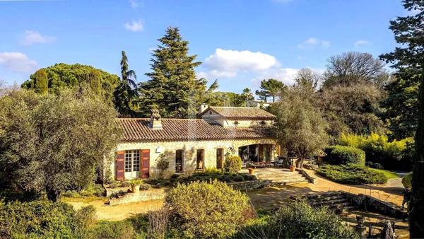 Mas provençal en pierre à la vente à Mougins avec vue panoramique
