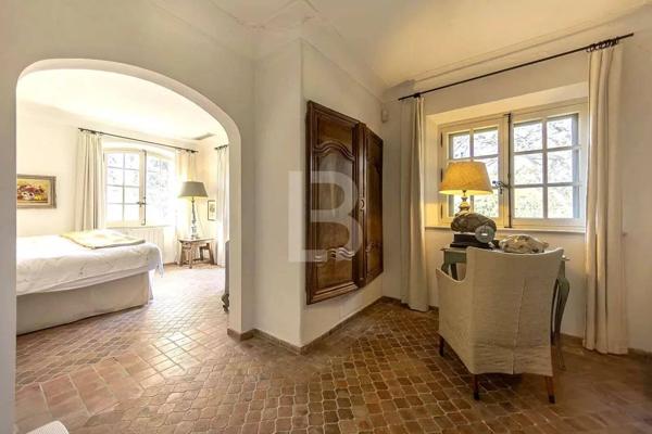 Mas provençal en pierre à la vente à Mougins avec vue panoramique