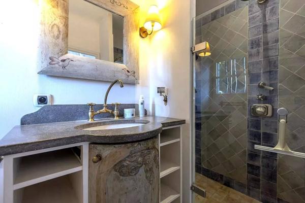 Mas provençal en pierre à la vente à Mougins avec vue panoramique