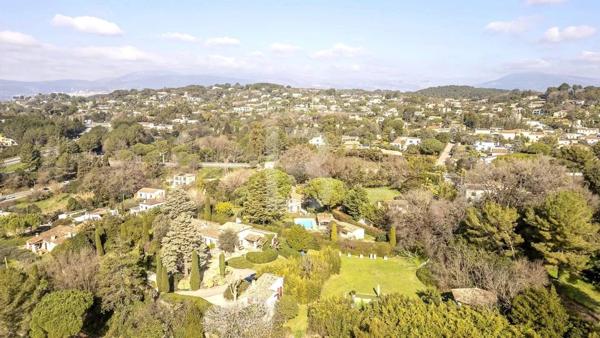 Mas provençal en pierre à la vente à Mougins avec vue panoramique
