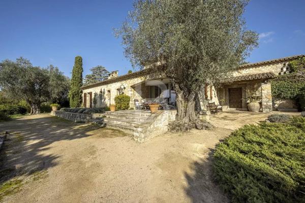 Mas provençal en pierre à la vente à Mougins avec vue panoramique