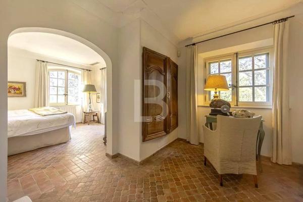 Mas provençal en pierre à la vente à Mougins avec vue panoramique