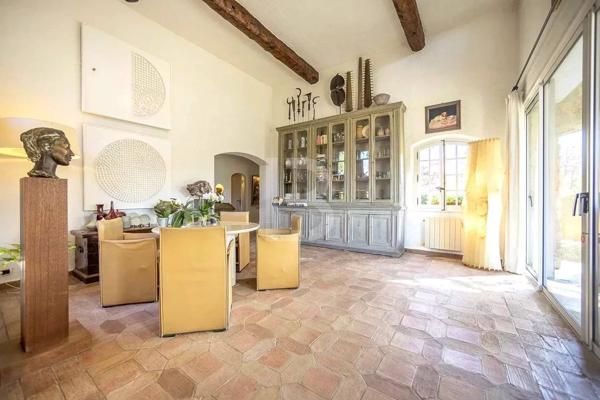 Mas provençal en pierre à la vente à Mougins avec vue panoramique