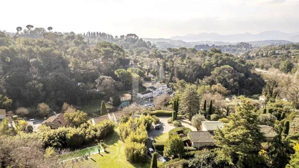 Mas provençal en pierre à la vente à Mougins avec vue panoramique