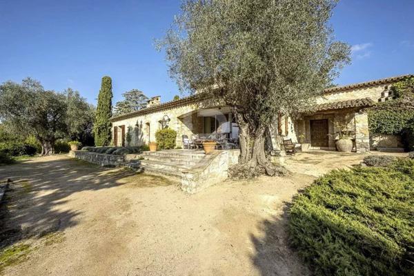 Mas provençal en pierre à la vente à Mougins avec vue panoramique