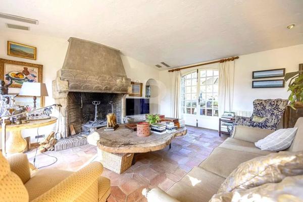 Mas provençal en pierre à la vente à Mougins avec vue panoramique