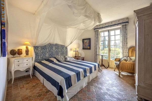 Mas provençal en pierre à la vente à Mougins avec vue panoramique