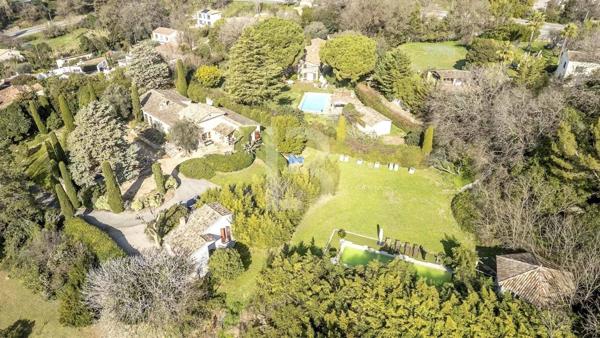 Mas provençal en pierre à la vente à Mougins avec vue panoramique