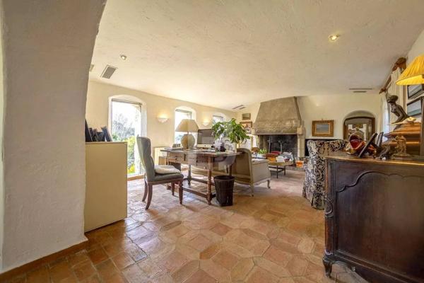 Mas provençal en pierre à la vente à Mougins avec vue panoramique