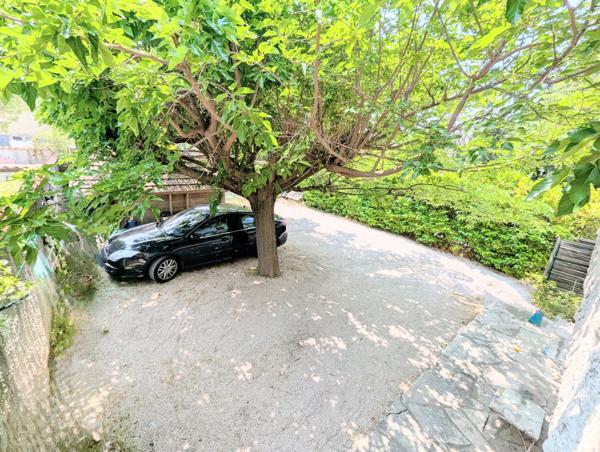 Aubagne (13400) Maison familiale de qualité sur un terrain plat et arboré