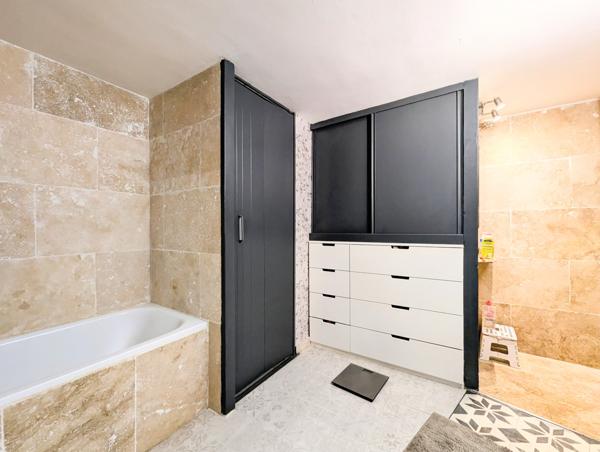 Aubagne (13400) Maison familiale de qualité sur un terrain plat et arboré