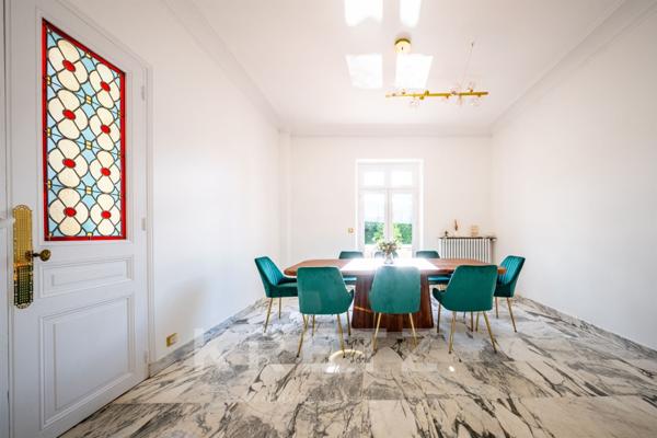 A moins de 2 h de PARIS en Bourgogne, élégante maison de maître du XIX ème siècle avec piscine, parc