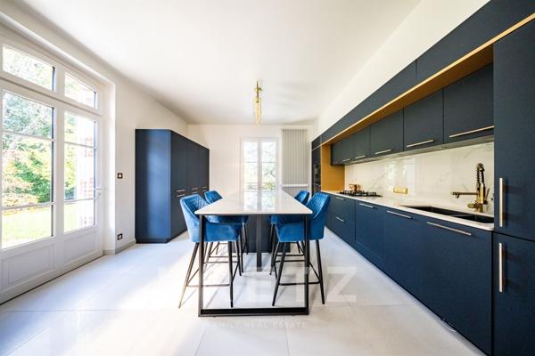 A moins de 2 h de PARIS en Bourgogne, élégante maison de maître du XIX ème siècle avec piscine, parc