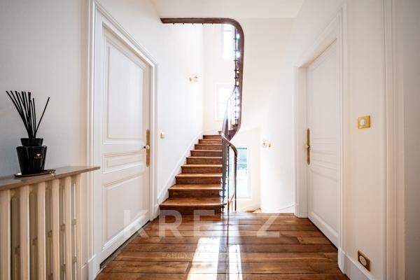 A moins de 2 h de PARIS en Bourgogne, élégante maison de maître du XIX ème siècle avec piscine, parc