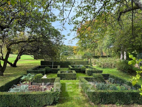 Manoir du XVe IMH, dépendances restaurées, étang 3.5ha avec île sur 18Ha