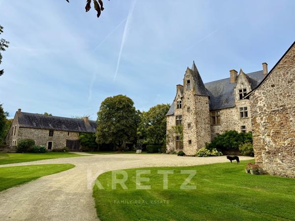 Manoir du XVe IMH, dépendances restaurées, étang 3.5ha avec île sur 18Ha
