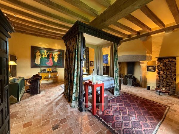 Manoir du XVe IMH, dépendances restaurées, étang 3.5ha avec île sur 18Ha