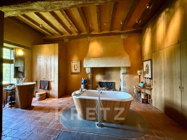 Manoir du XVe IMH, dépendances restaurées, étang 3.5ha avec île sur 18Ha