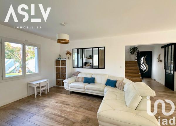 Maison traditionnelle 6 pièces de 140 m² à Six-Fours-les-Plages (83140)