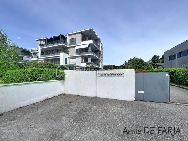 FROGES 
Les Jardins d’Hermine

Situé au 3ème et dernier étage d’une résidence de standing sécurisée construite en 2015, cet appartement T3 de 64 m² constitue une excellente opportunité d’investissement.
La résidence bénéficie de prestations recherchées : portail électrique, digicode, visiophone, ascenseur et environnement calme à proximité immédiate des commerces, écoles, transports et services médicaux.
L’appartement comprend une belle pièce de vie lumineuse ouvrant sur une terrasse couverte, une cuisine équipée, deux chambres avec rangements, une salle d’eau et un WC indépendant.
Pour le confort des occupants : chauffage individuel gaz, double vitrage, menuiseries en PVC, volets roulants électriques, cave .
Un garage en sous-sol est également disponible en supplément.
Bien vendu occupé avec bail en cours jusqu’en mars 2027, offrant à l’acquéreur une rentabilité immédiate et une visibilité locative sécurisée.

Une opportunité idéale pour un investisseur souhaitant acquérir un bien récent, bien entretenu et situé dans un secteur dynamique de la vallée du Grésivaudan.

À découvrir Sans Tarder !!
