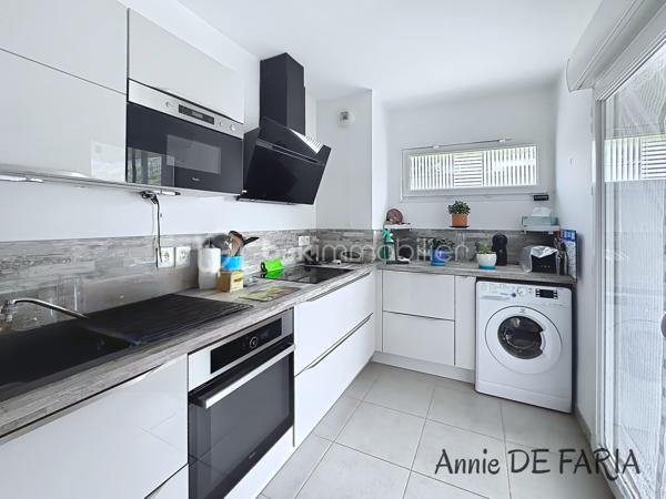 FROGES 
Les Jardins d’Hermine

Situé au 3ème et dernier étage d’une résidence de standing sécurisée construite en 2015, cet appartement T3 de 64 m² constitue une excellente opportunité d’investissement.
La résidence bénéficie de prestations recherchées : portail électrique, digicode, visiophone, ascenseur et environnement calme à proximité immédiate des commerces, écoles, transports et services médicaux.
L’appartement comprend une belle pièce de vie lumineuse ouvrant sur une terrasse couverte, une cuisine équipée, deux chambres avec rangements, une salle d’eau et un WC indépendant.
Pour le confort des occupants : chauffage individuel gaz, double vitrage, menuiseries en PVC, volets roulants électriques, cave .
Un garage en sous-sol est également disponible en supplément.
Bien vendu occupé avec bail en cours jusqu’en mars 2027, offrant à l’acquéreur une rentabilité immédiate et une visibilité locative sécurisée.

Une opportunité idéale pour un investisseur souhaitant acquérir un bien récent, bien entretenu et situé dans un secteur dynamique de la vallée du Grésivaudan.

À découvrir Sans Tarder !!