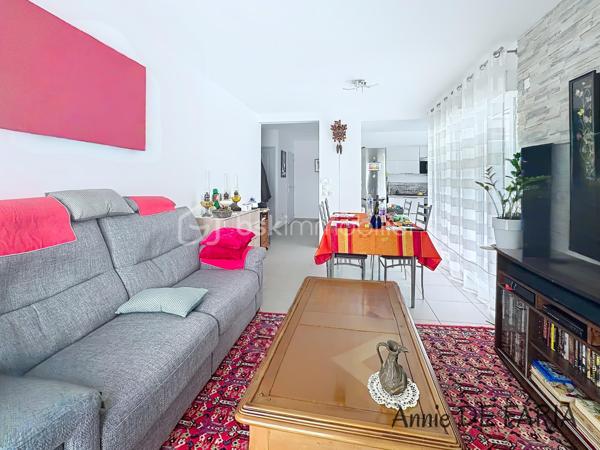 FROGES 
Les Jardins d’Hermine

Situé au 3ème et dernier étage d’une résidence de standing sécurisée construite en 2015, cet appartement T3 de 64 m² constitue une excellente opportunité d’investissement.
La résidence bénéficie de prestations recherchées : portail électrique, digicode, visiophone, ascenseur et environnement calme à proximité immédiate des commerces, écoles, transports et services médicaux.
L’appartement comprend une belle pièce de vie lumineuse ouvrant sur une terrasse couverte, une cuisine équipée, deux chambres avec rangements, une salle d’eau et un WC indépendant.
Pour le confort des occupants : chauffage individuel gaz, double vitrage, menuiseries en PVC, volets roulants électriques, cave .
Un garage en sous-sol est également disponible en supplément.
Bien vendu occupé avec bail en cours jusqu’en mars 2027, offrant à l’acquéreur une rentabilité immédiate et une visibilité locative sécurisée.

Une opportunité idéale pour un investisseur souhaitant acquérir un bien récent, bien entretenu et situé dans un secteur dynamique de la vallée du Grésivaudan.

À découvrir Sans Tarder !!