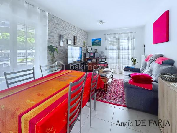 FROGES 
Les Jardins d’Hermine

Situé au 3ème et dernier étage d’une résidence de standing sécurisée construite en 2015, cet appartement T3 de 64 m² constitue une excellente opportunité d’investissement.
La résidence bénéficie de prestations recherchées : portail électrique, digicode, visiophone, ascenseur et environnement calme à proximité immédiate des commerces, écoles, transports et services médicaux.
L’appartement comprend une belle pièce de vie lumineuse ouvrant sur une terrasse couverte, une cuisine équipée, deux chambres avec rangements, une salle d’eau et un WC indépendant.
Pour le confort des occupants : chauffage individuel gaz, double vitrage, menuiseries en PVC, volets roulants électriques, cave .
Un garage en sous-sol est également disponible en supplément.
Bien vendu occupé avec bail en cours jusqu’en mars 2027, offrant à l’acquéreur une rentabilité immédiate et une visibilité locative sécurisée.

Une opportunité idéale pour un investisseur souhaitant acquérir un bien récent, bien entretenu et situé dans un secteur dynamique de la vallée du Grésivaudan.

À découvrir Sans Tarder !!