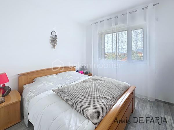 FROGES 
Les Jardins d’Hermine

Situé au 3ème et dernier étage d’une résidence de standing sécurisée construite en 2015, cet appartement T3 de 64 m² constitue une excellente opportunité d’investissement.
La résidence bénéficie de prestations recherchées : portail électrique, digicode, visiophone, ascenseur et environnement calme à proximité immédiate des commerces, écoles, transports et services médicaux.
L’appartement comprend une belle pièce de vie lumineuse ouvrant sur une terrasse couverte, une cuisine équipée, deux chambres avec rangements, une salle d’eau et un WC indépendant.
Pour le confort des occupants : chauffage individuel gaz, double vitrage, menuiseries en PVC, volets roulants électriques, cave .
Un garage en sous-sol est également disponible en supplément.
Bien vendu occupé avec bail en cours jusqu’en mars 2027, offrant à l’acquéreur une rentabilité immédiate et une visibilité locative sécurisée.

Une opportunité idéale pour un investisseur souhaitant acquérir un bien récent, bien entretenu et situé dans un secteur dynamique de la vallée du Grésivaudan.

À découvrir Sans Tarder !!