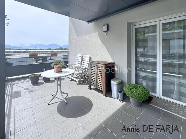 FROGES 
Les Jardins d’Hermine

Situé au 3ème et dernier étage d’une résidence de standing sécurisée construite en 2015, cet appartement T3 de 64 m² constitue une excellente opportunité d’investissement.
La résidence bénéficie de prestations recherchées : portail électrique, digicode, visiophone, ascenseur et environnement calme à proximité immédiate des commerces, écoles, transports et services médicaux.
L’appartement comprend une belle pièce de vie lumineuse ouvrant sur une terrasse couverte, une cuisine équipée, deux chambres avec rangements, une salle d’eau et un WC indépendant.
Pour le confort des occupants : chauffage individuel gaz, double vitrage, menuiseries en PVC, volets roulants électriques, cave .
Un garage en sous-sol est également disponible en supplément.
Bien vendu occupé avec bail en cours jusqu’en mars 2027, offrant à l’acquéreur une rentabilité immédiate et une visibilité locative sécurisée.

Une opportunité idéale pour un investisseur souhaitant acquérir un bien récent, bien entretenu et situé dans un secteur dynamique de la vallée du Grésivaudan.

À découvrir Sans Tarder !!