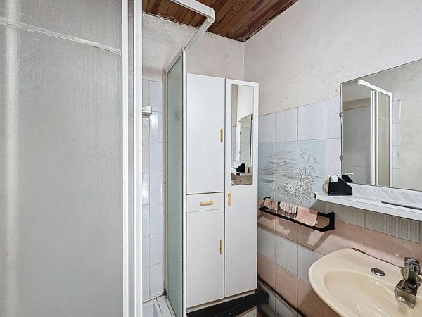 Maison et annexe à rénover à prix abordable sur un terrain d'environ 2000 m²