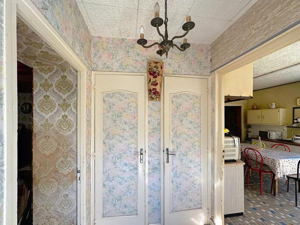 Maison et annexe à rénover à prix abordable sur un terrain d'environ 2000 m²
