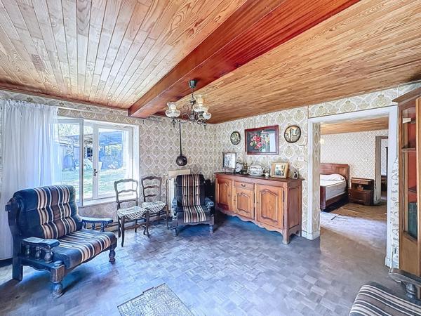 Maison et annexe à rénover à prix abordable sur un terrain d'environ 2000 m²