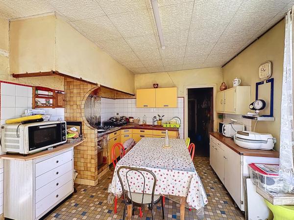 Maison et annexe à rénover à prix abordable sur un terrain d'environ 2000 m²