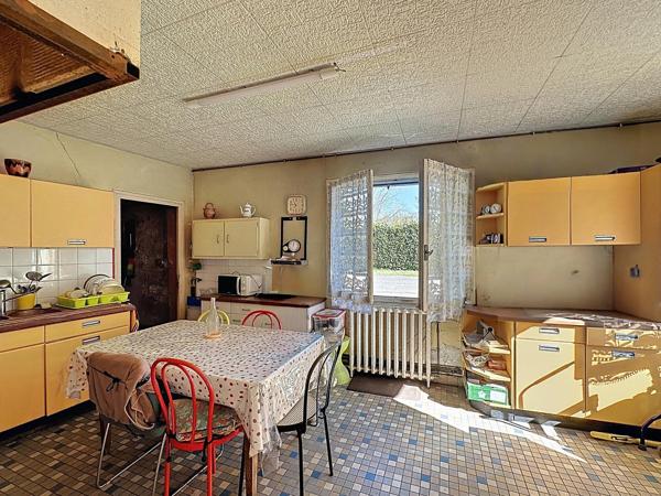 Maison et annexe à rénover à prix abordable sur un terrain d'environ 2000 m²