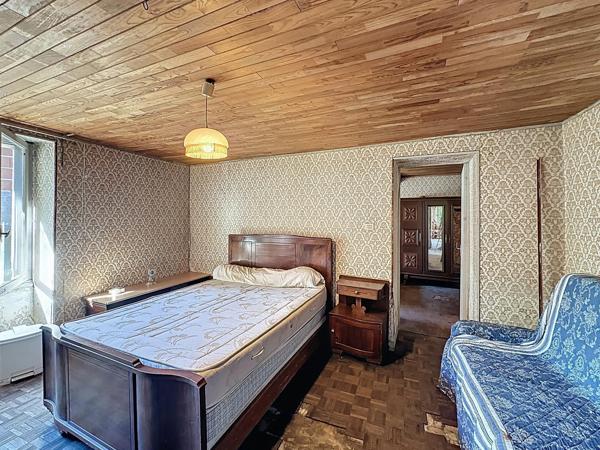 Maison et annexe à rénover à prix abordable sur un terrain d'environ 2000 m²